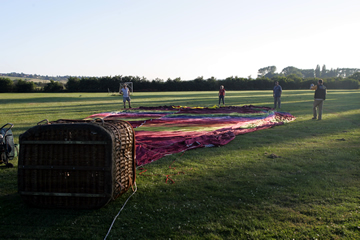 Straightening the balloon fabric